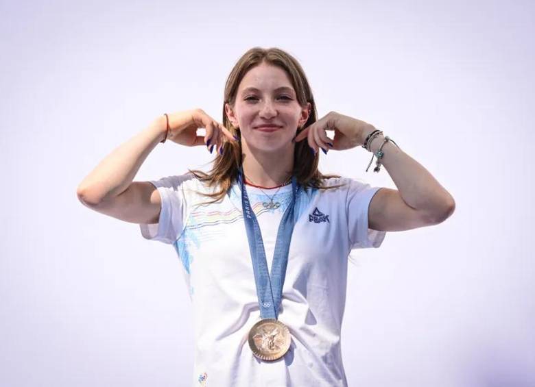 La gimnasta rumana Ana Barbosu feliz con su medalla de bronce de los Juegos Olímpicos de 2024. Foto: AFP. 