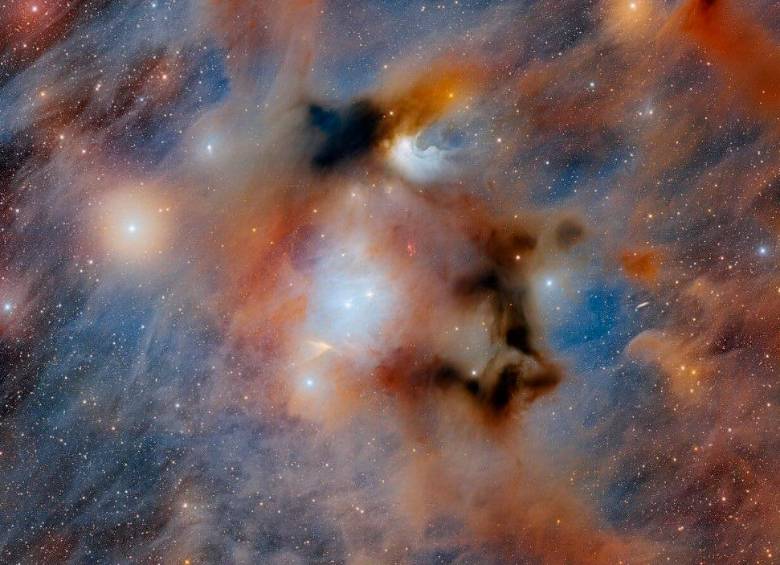 La nube molecular Camaleón I, captada en alta resolución desde Chile, muestra nebulosas y chorros de gas donde nacen nuevas estrellas, en una escena similar a la que originó al Sol. FOTO: Europa Press