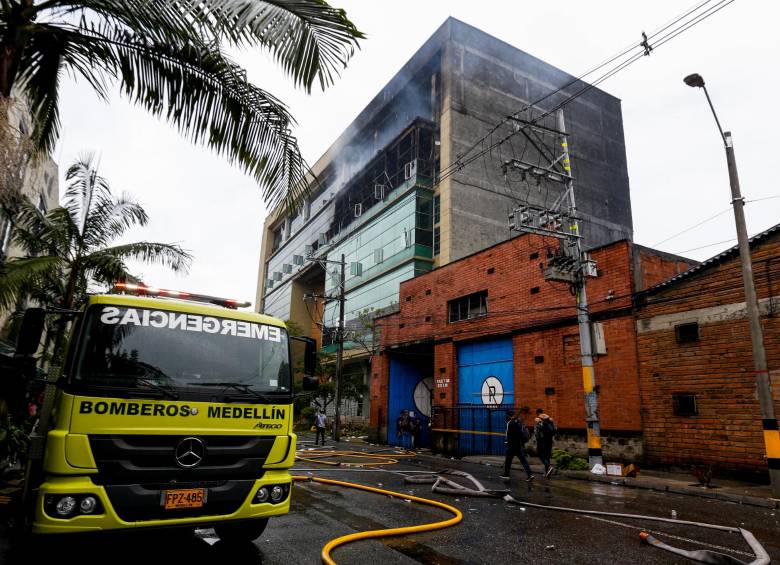 Siete máquinas de bomberos se requirieron para apagar las fuertes llamas en el incendio de Guayabal. FOTO JULIO CÉSAR HERRERA