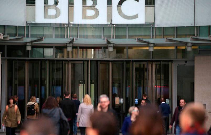 La madre del menor, en entrevista con The Sun, denunció que un reconocido presentador de la BBC le entregó dinero a su hijo a cambio de fotos pornográficas. La madre no especificó si su hijo, de 17 años, es niña o un niño. FOTO: AFP