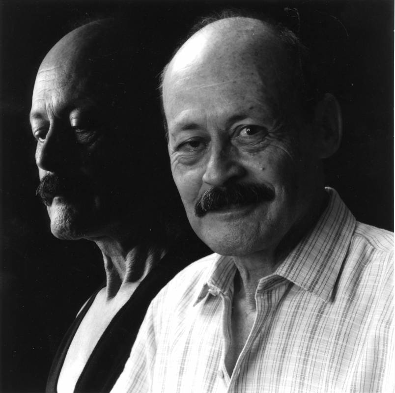 El año pasado contó a EL COLOMBIANO que su taller literario de la Biblioteca Pública Piloto de Medellín lo estaba dictando por WhatsApp. 1995. Foto: Antonio Garcés.