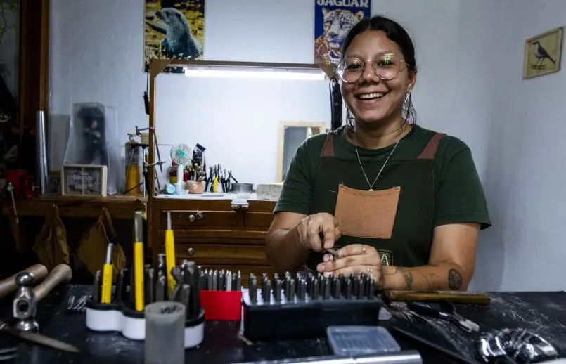 Stephanie García, joyera de San Carlos, dispone todas las herramientas para que sus alumnos fabriquen la joya que le regalarán luego a su ser amado. FOTO Julio Herrera