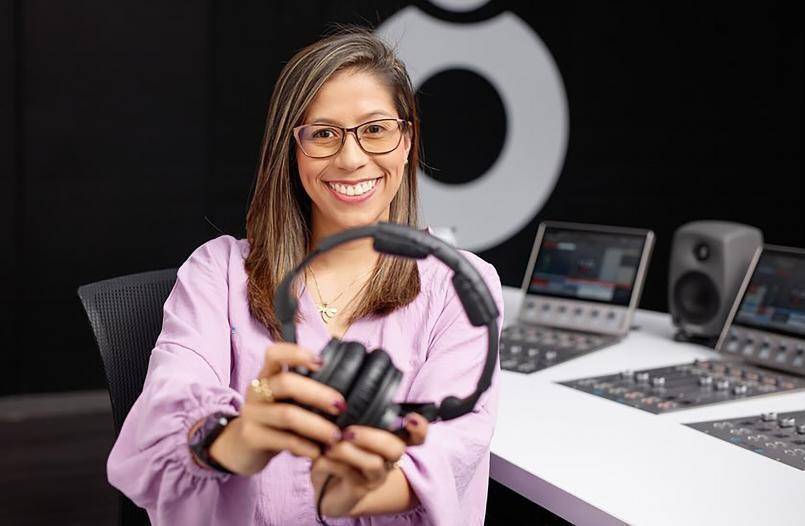 Alejandra Beltrán inició siendo practicante y escaló, durante 10 años, hasta convertirse en la voz oficial de Radiónica. <b>FOTO</b> @maalebeltran
