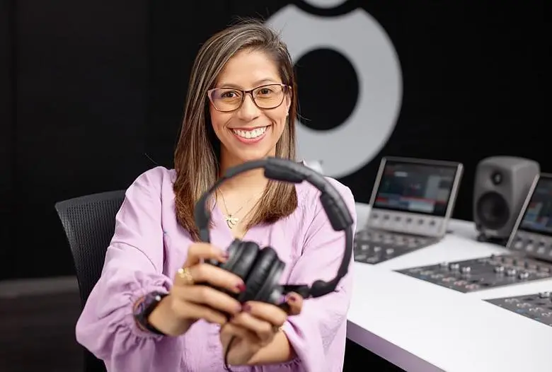 Alejandra Beltrán inició siendo practicante y escaló, durante 10 años, hasta convertirse en la voz oficial de Radiónica. FOTO @maalebeltran