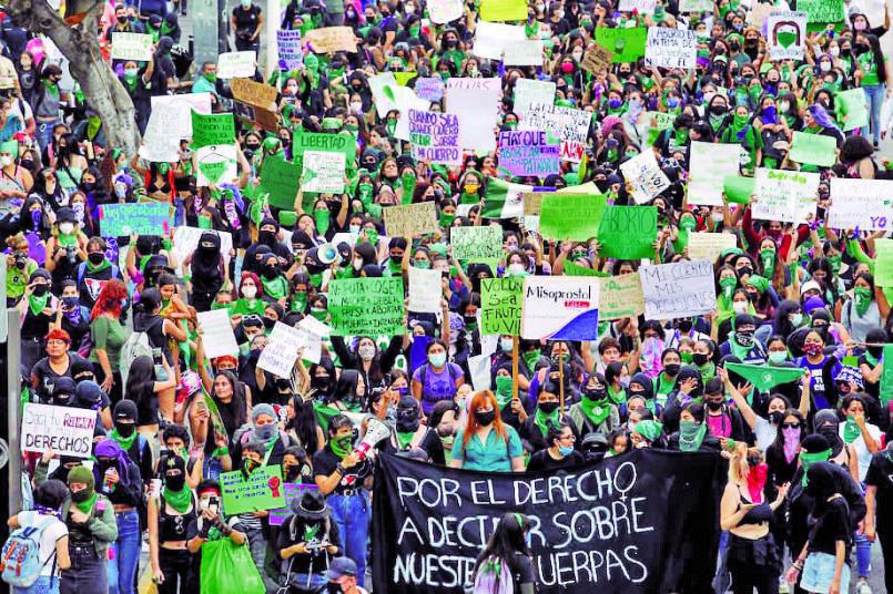 La propuesta, aprobada en primer debate el pasado 23 de mayo en la Comisión Segunda Permanente de Gobierno, plantea la creación de un plan de acompañamiento para mujeres durante el embarazo, la lactancia y el posparto, con énfasis en apoyo psicosocial y salud mental. Foto: AFP