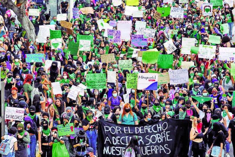 La propuesta, aprobada en primer debate el pasado 23 de mayo en la Comisión Segunda Permanente de Gobierno, plantea la creación de un plan de acompañamiento para mujeres durante el embarazo, la lactancia y el posparto, con énfasis en apoyo psicosocial y salud mental. Foto: AFP