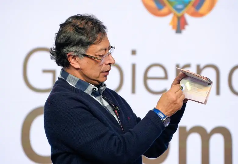 En la oficialización también participaron Viviana León, gerente de la Imprenta Nacional; el ministro del Interior, Armando Benedetti, y la embajadora de Portugal en Colombia, Catarina de Mendoza. FOTO presidencia