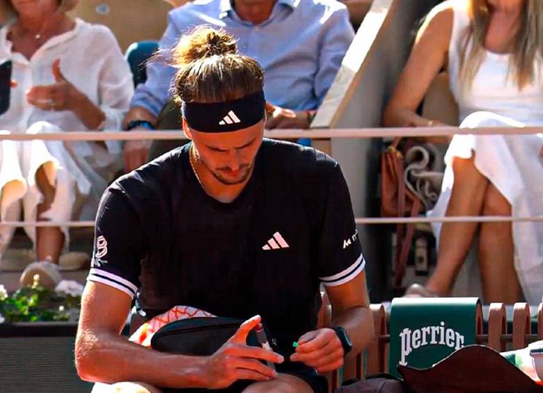Zverev se aplica insulina durante un cambio de lado. El alemán, diagnosticado con diabetes tipo 1 a los tres años, visibiliza su condición para inspirar a niños con la misma enfermedad. FOTO Instagram golesendir