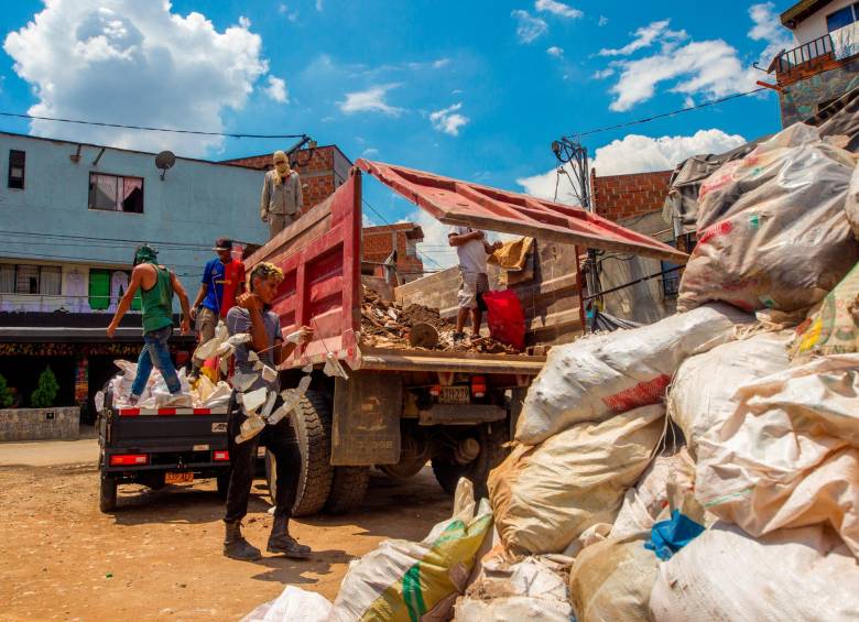 En el Barrio Antioquia hay un depósito donde los motocargueros llevan los residuos, pero espacios como estos se quedan cortos para los escombros de la ciudad. FOTO Camilo Suárez y cortesía
