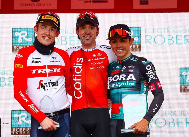 Higuita (derecha) se alistará ahora para competir desde este lunes en la Vuelta al País Vasco. FOTO TWITTER BORA