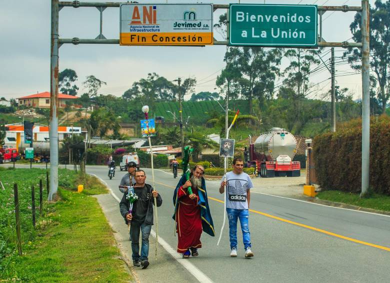 Raúl (izquierda), Nereo y Mauricio (derecha), los tres peregrinos que salieron desde La Unión para recorrer los 66 kilómetros hasta la Catedral del Señor Caído. Foto: Camilo Suárez Echeverry