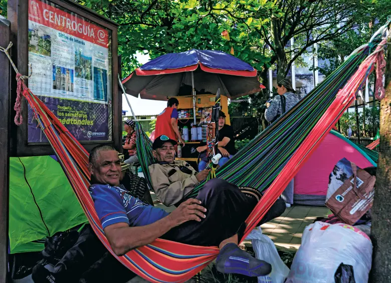Los manifestantes instalaron carpas y hamacas en los andenes de la Calle San Juan en La Alpujarra. FOTO Camilo Suárez