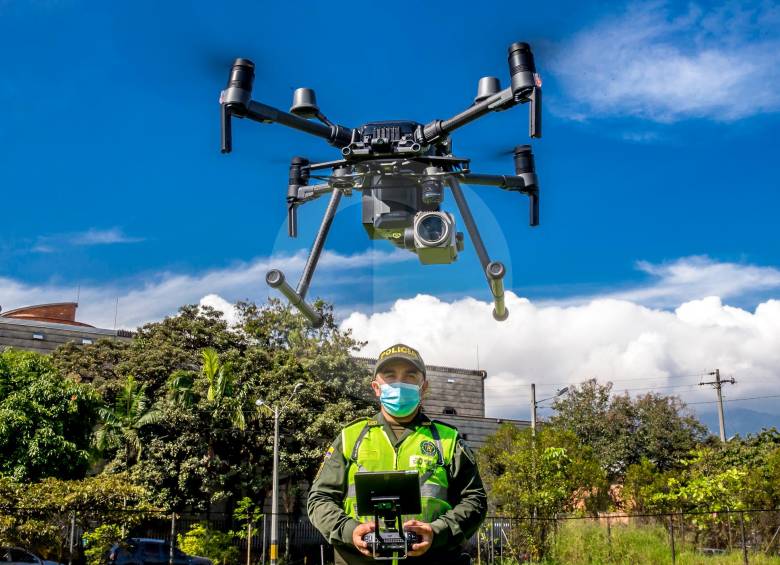 Monitorear manifestaciones, buscar personas perdidas y ayudar en zonas de emergencia son algunos de los usos de drones en Colombia. FOTO Juan Antonio Sánchez