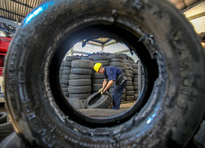 Aparte del aceite reciclado, la gente puede llevar llantas que ya no sirven y otros elementos de reciclaje. FOTO: Juan Antonio Sánchez