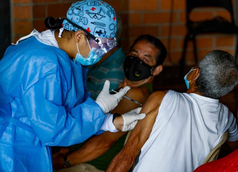 Así se vive la jornada de vacunación contra el covid, en la comuna nororiental de Medellín, con adultos mayores. Foto: Manuel Saldarriaga Quintero.