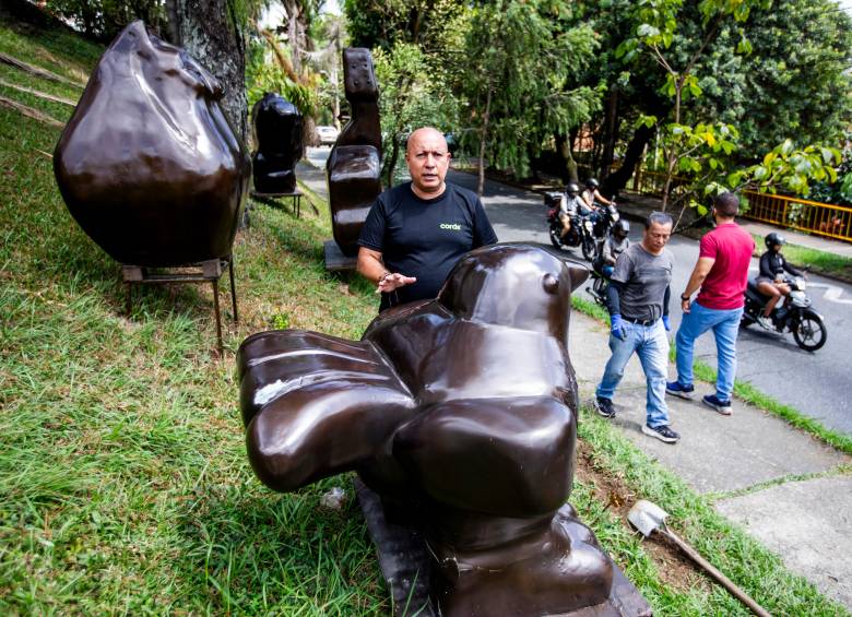 José Hernán González es un pintor y escultor antioqueño que le donó a su barrio seis réplicas de obras de Fernando Botero. Foto: Julio Herrera.
