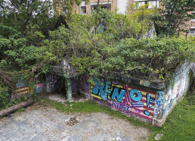 La casa se encuentra en un estado deporable y deborada por la naturaleza. Se en cuenta envuelta en un lío judicial hace casi 30 años. Manuel Saldarriaga Quintero