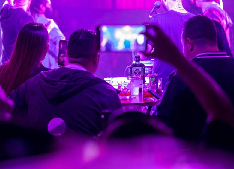 La ley de financiamiento que presentó el Gobierno Petro buscar subirles impuestos al licor y ponérselos a los cigarrillos electrónicos con o sin nicotina, conocidos como vapeadores. FOTO camilo suárez