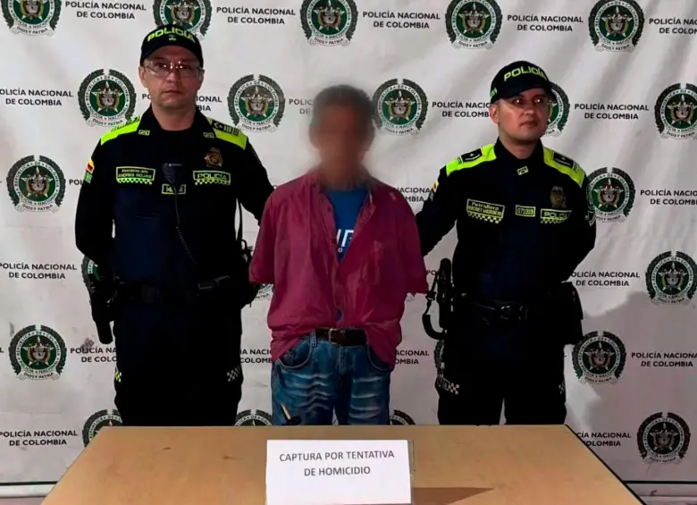 Este hombre fue capturado al ser señalado de prenderle fuego al cambuche donde estaba una mujer en el Barrio Antioquia. FOTO: Cortesía Policía Metropolitana