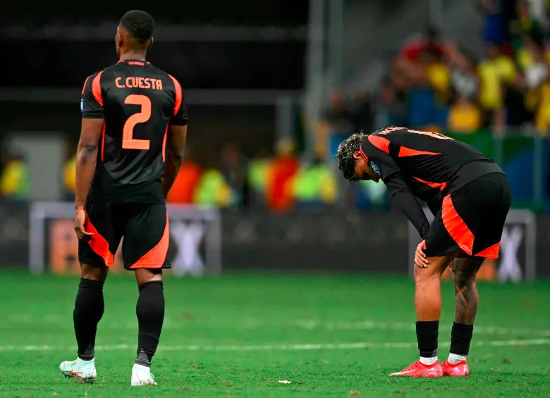 En la imagen aparecen Carlos Cuesta y Richard Ríos lamentándose por la derrota. FOTO GETTY