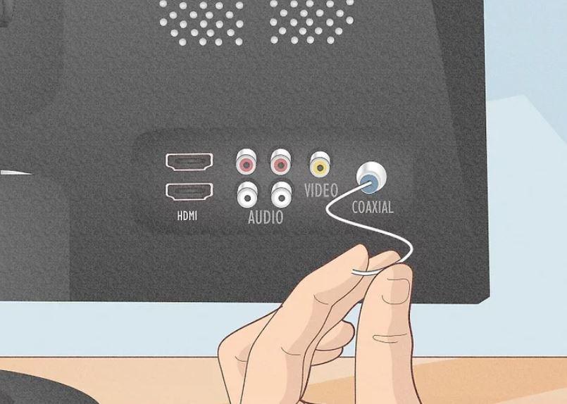 Los servicios de streaming tienen más retraso porque la señal debe ser procesada, comprimida, distribuida por internet y descargada en cada dispositivo antes de reproducirse. Por eso, la TDT directamente en su TV es una buena solución. FOTO WikiHow/Creative Commons