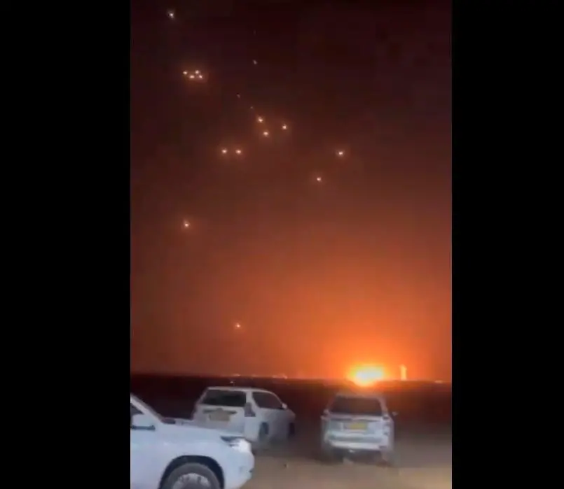 Los sistemas antiaéreos de Israel se activaron para tratar de interceptar los misiles disparados desde Irán. IMAGEN TOMADA DE VIDEO.