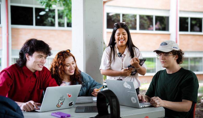 Personas de todos los barrios de Medellín pueden capacitarse gratis y virtual en habilidades tecnológicas. FOTO: Cortesía Sapiencia