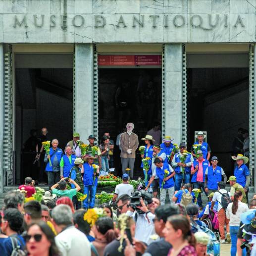 Con un sobrio evento despidieron al maestro Fernando de Botero en la plaza que le dejó a su ciudad amada: FOTO: CAMILO SUÁREZ.