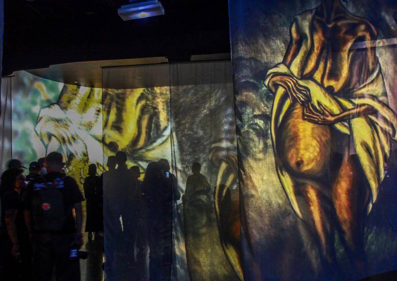 La obra de Débora Arango presentada de manera inmersiva, como se ha hecho con otros grandes artistas de la historia como Van Gogh, en el Museo de Arte Moderno de Medellín. FOTO Julio César Herrera