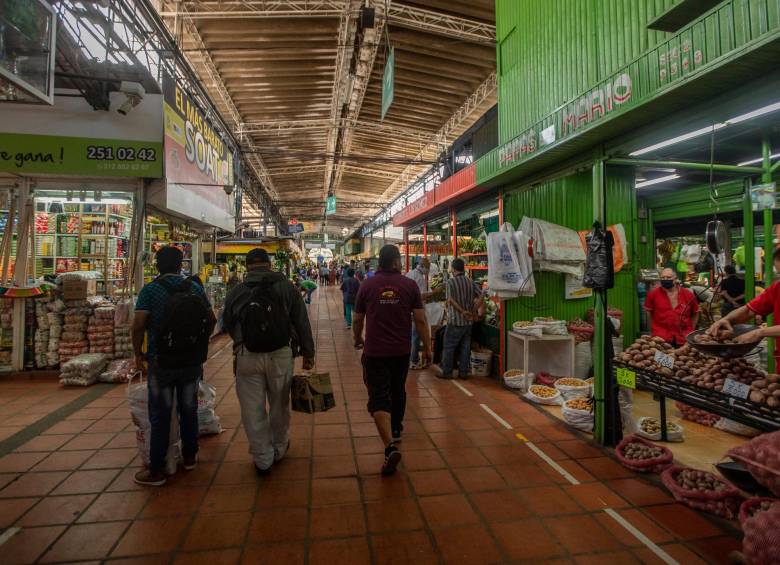 De la Plaza Minorista dependen 10.000 personas directamente, eso sin contar a los agricultores que todos los días surten las estanterías con los productos más variados. FOTO cAMILO sUÁREZ