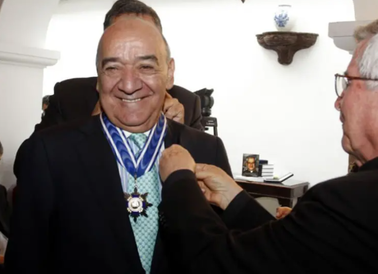 Yamid Amat es uno de los periodistas más reconocidos del país. En 2012 recibió la Cruz de Boyacá, máxima condecoración civil de Colombia. Foto: Colprensa.