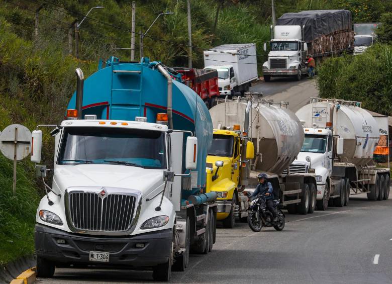 La báscula de pesaje en Manantiales genera accidentes y tacos en la autopista a Bogotá. FOTO Jaime Pérez