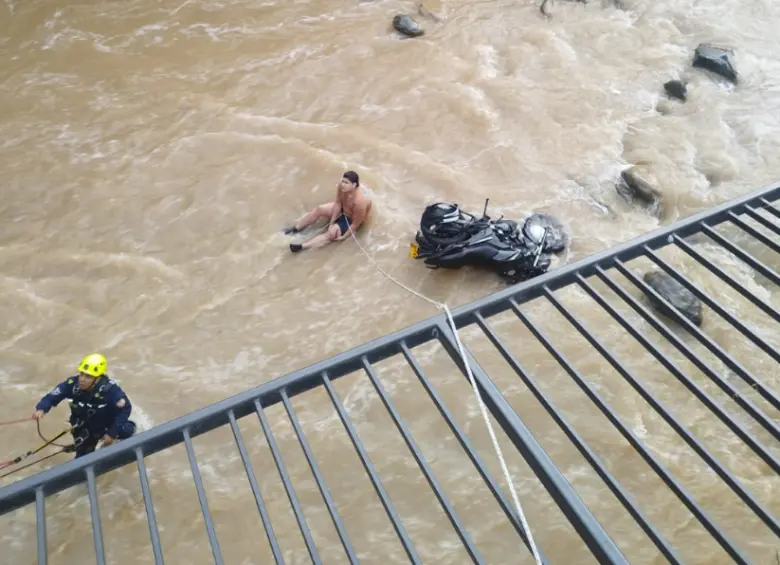 Hombre que cayó con su moto a la quebrada Doña María fue rescatado por los bomberos. FOTO: REDES SOCIALES