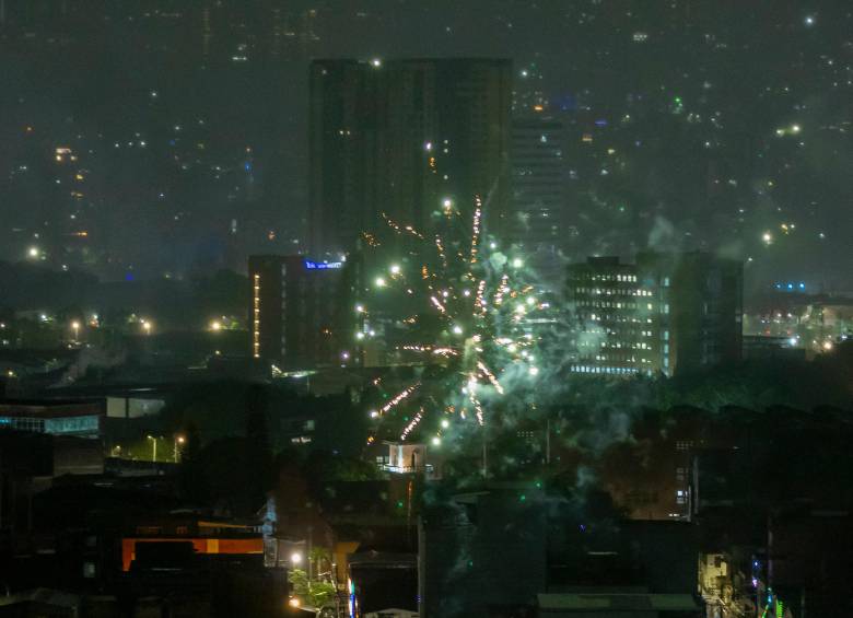 Aunque la Alcaldía y los municipios del Valle de Aburrá insistieron en la iniciativa “Soy Antipólvora” y reforzaron operativos para prevenir detonaciones, el estruendo se extendió por toda la región, desde las zonas urbanas hasta los corregimientos, dejando en evidencia que esta tradición continúa profundamente arraigada. Foto: Juan Antonio Sánchez