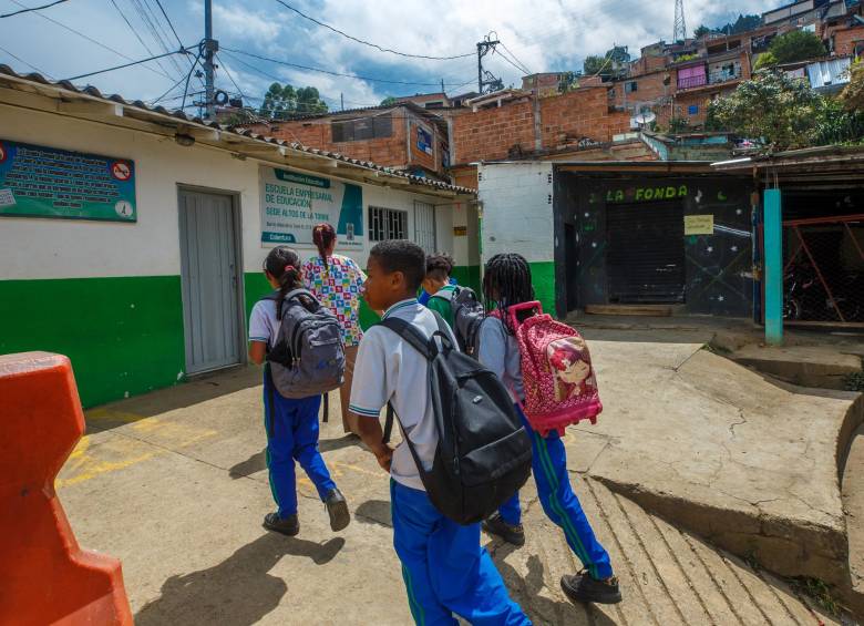 292 niños del barrio más alto de la ciudad estudian junto a una taberna