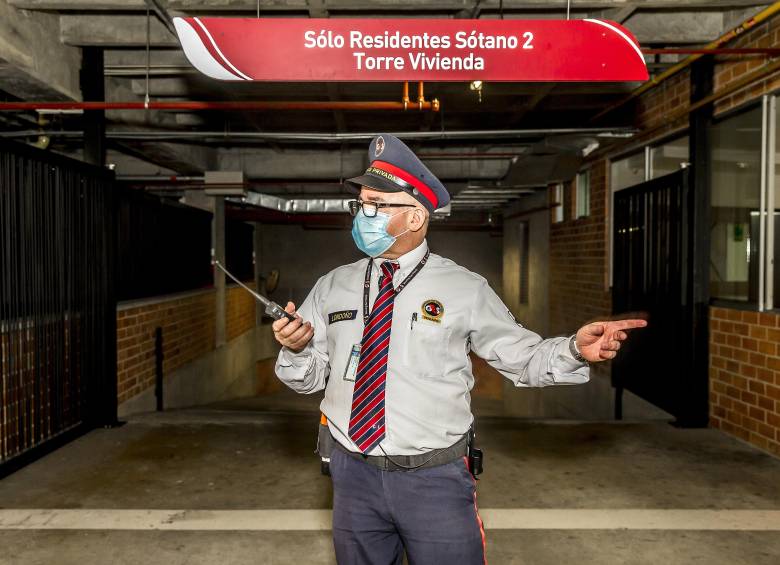 En Colombia existen alrededor de 1.500 empresas de vigilancia que generan cerca de 387.000 empleos directos, de los cuales 348.300 son vigilantes y celadores operativos. Foto: Juan Antonio Sánchez 