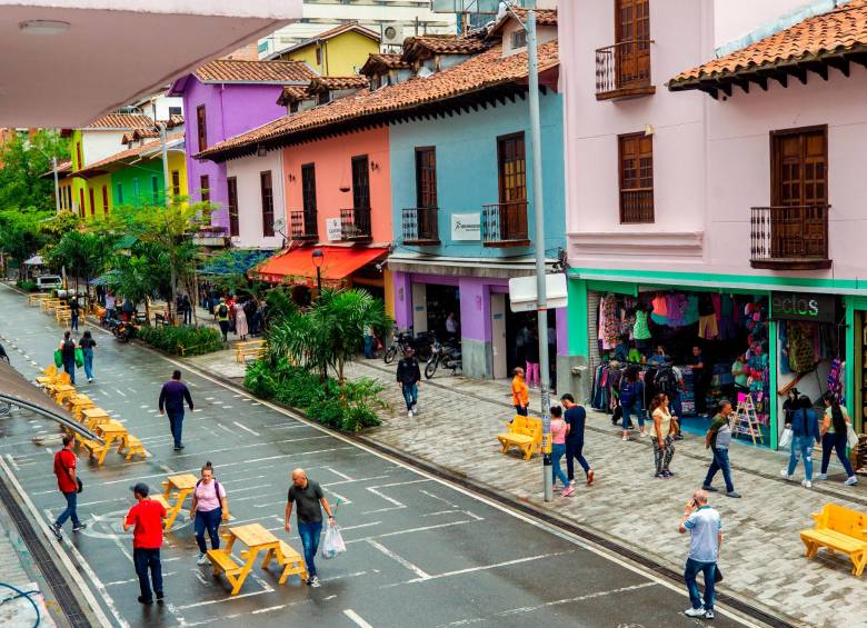 Los comerciantes hicieron vaca y adquirieron el mobiliario que se convirtió en punto de encuentro para ciudadanos y turistas. La peatonalización funciona de 10:00 a.m. a 7:00 p.m. FOTO camilo suárez