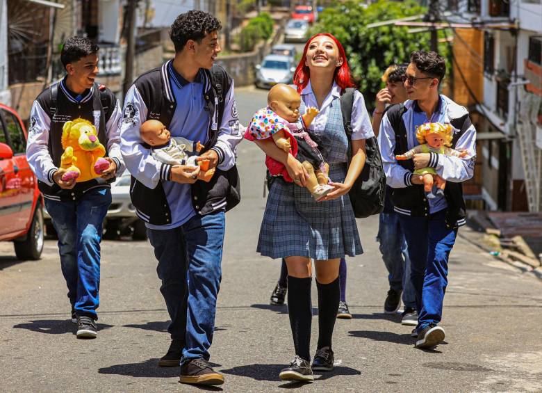 Alumnos del Presbítero Camilo Torres caminan por las calles de Campo Valdés junto a sus “bebés”. FOTO Manuel Saldarriaga