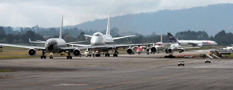 14 de Dic 2012 Bogotá Los recurrentes retrasos en la salida y llegada de vuelos en el aeropuerto El Dorado de Bogotá están lejos de tener una solución rápida y sencilla y menos en esta epoca del año donde hay mas personas para viajar. ( Fotos Colprensa-Raúl Palacios)