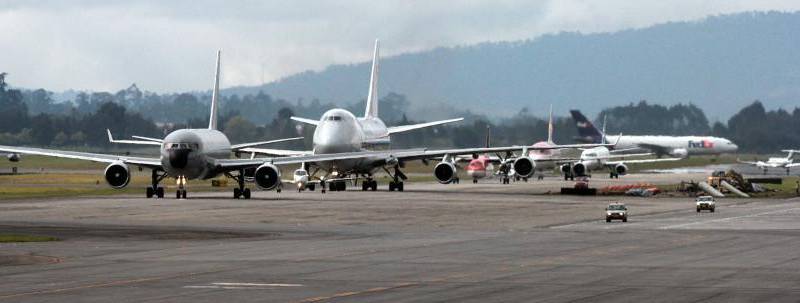14 de Dic 2012 Bogotá Los recurrentes retrasos en la salida y llegada de vuelos en el aeropuerto El Dorado de Bogotá están lejos de tener una solución rápida y sencilla y menos en esta epoca del año donde hay mas personas para viajar. ( Fotos Colprensa-Raúl Palacios)