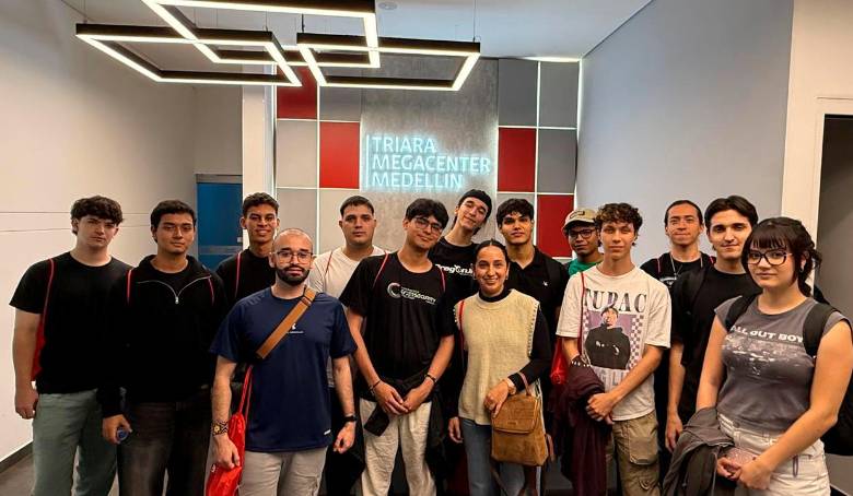 Un grupo de estudiantes de Ingeniería de Sistemas de la Universidad de Medellín visitó las instalaciones del Triara Megacenter, uno de los datacenters más avanzados de la región. Foto: Cortesía