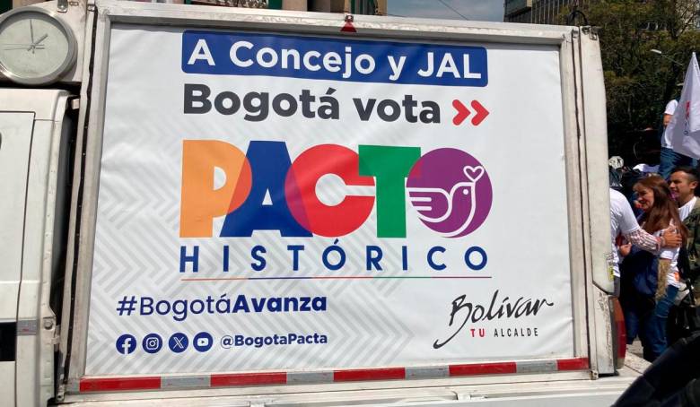 Este era el vehículo con publicidad del Pacto que estaba en medio de la marcha de este miércoles en Bogotá. FOTO: Colprensa