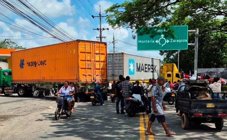 Camiones y mercancías represadas durante la protesta generaron pérdidas diarias cercanas a los US$5 millones en la frontera. FOTO COLFECAR. 