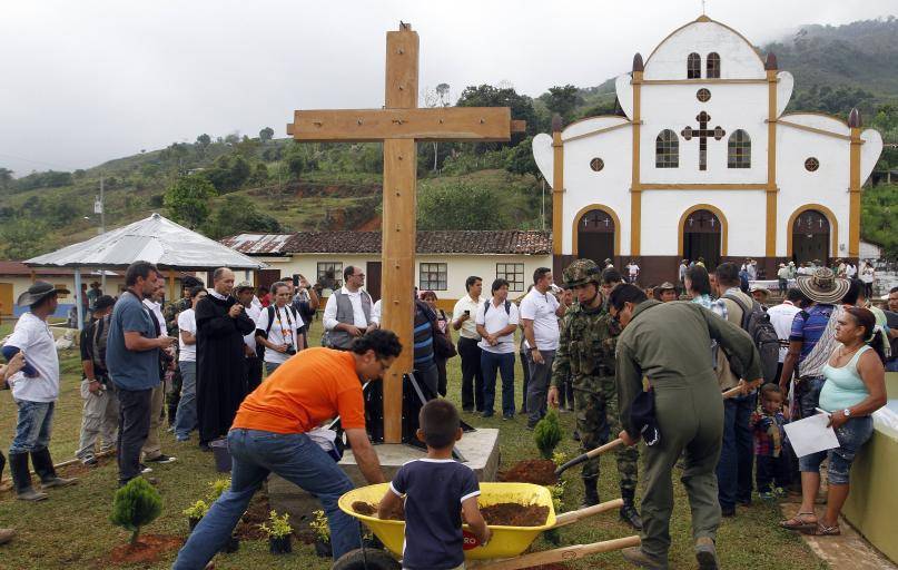 Monumento conmemorativo de las víctimas de la masacre en el corregimiento El Aro, de Ituango. FOTO: ARCHIVO EL COLOMBIANO.