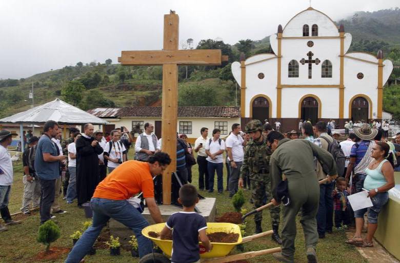Monumento conmemorativo de las víctimas de la masacre en el corregimiento El Aro, de Ituango. FOTO: ARCHIVO EL COLOMBIANO.