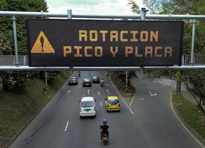 Tenga en cuenta que, partir de este lunes 2 de febrero de 2026, cambia la rotación del Pico y Placa para el primer semestre, en Medellín y toda el área metropolitana. FOTO: Manuel Saldarriaga