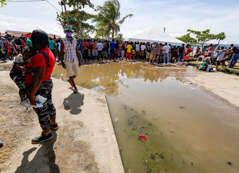 Los migrantes deben esperar hasta cuatro días en Necoclí para continuar su tránsito hacia Acandí y luego a Panamá. FOTO: MANUEL SALDARRIAGA