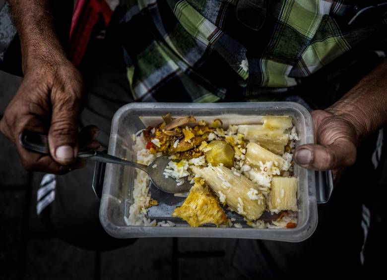 Aunque la opción de los restaurantes es bastante amplia y diversa muchos prefieren llevar su coca por los altos costos que genera comer fuera de casa. Foto: Camilo Suárez Echeverry