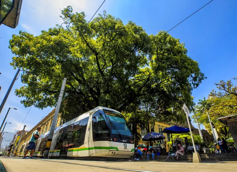 Tranvía de Ayacucho pasando por el Paraninfo del Parque San Ignacio. Foto: Andrés Camilo Suárez Echeverry