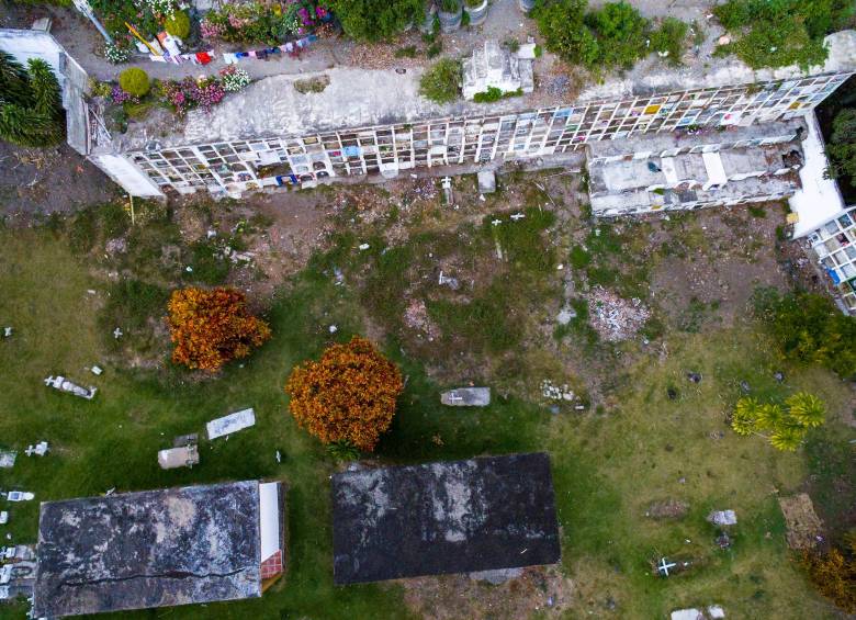 En el cementerio de Dabeiba se ha venido adelantando un proceso de exhumación e identificación de cadáveres que figuran allí como NN. FOTO: JULIO CÉSAR HERRERA